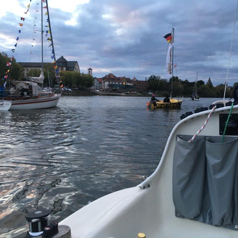 Boote Boote im Wasser mit buntem Dekor und bewölktem Himmel im Hintergrund.